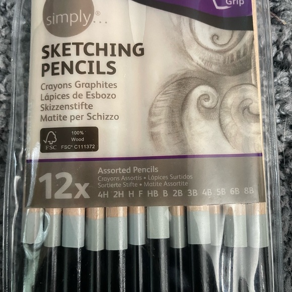 NWT set of 12 sketching pencils - Picture 2 of 2